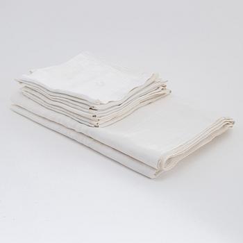 Two linnen table cloths and seven linnen napkins.