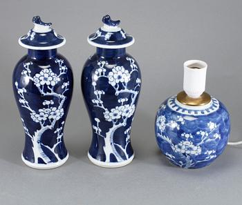 LOCKURNOR, ett par, samt LAMPA, porslin, Kina, 1900-tal samt modern tillverkning.
