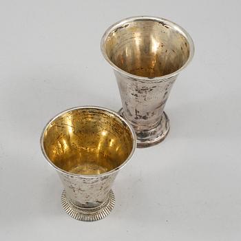 BÄGARE, 2 st, silver, Erik Ernander (1775-1809), Uppsala och Jonas Berg (1751-1788), Stockholm, vikt 123 gram.