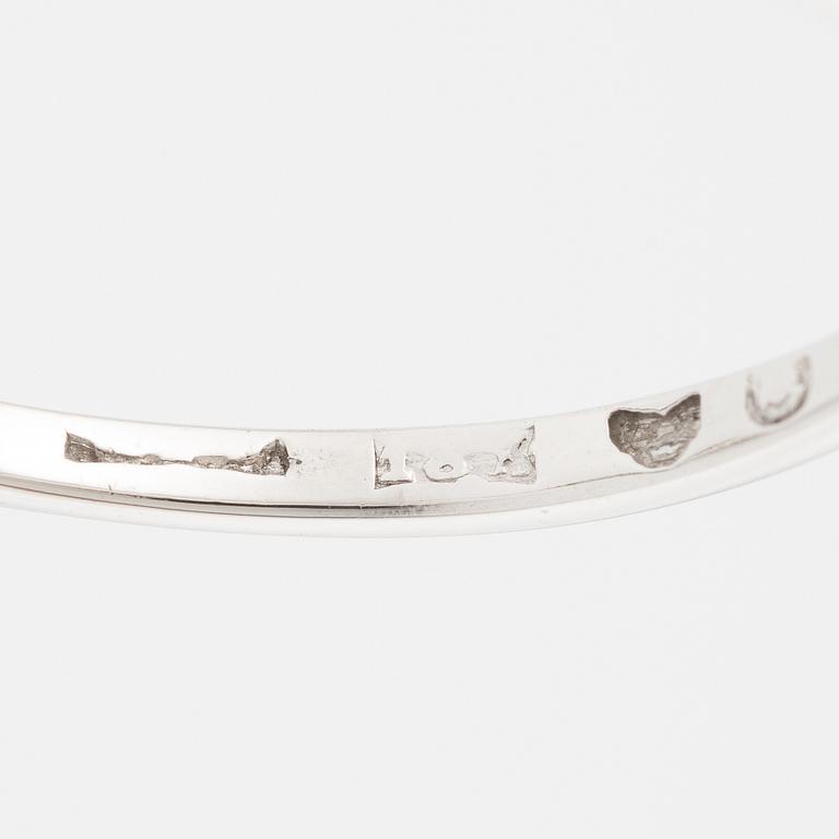 Ring 18K vitguld med morganit och briljantslipade diamanter.