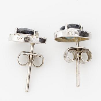 Örhängen, ett par, 18K vitguld med mörka safirer och små åttkantslipade diamanter.