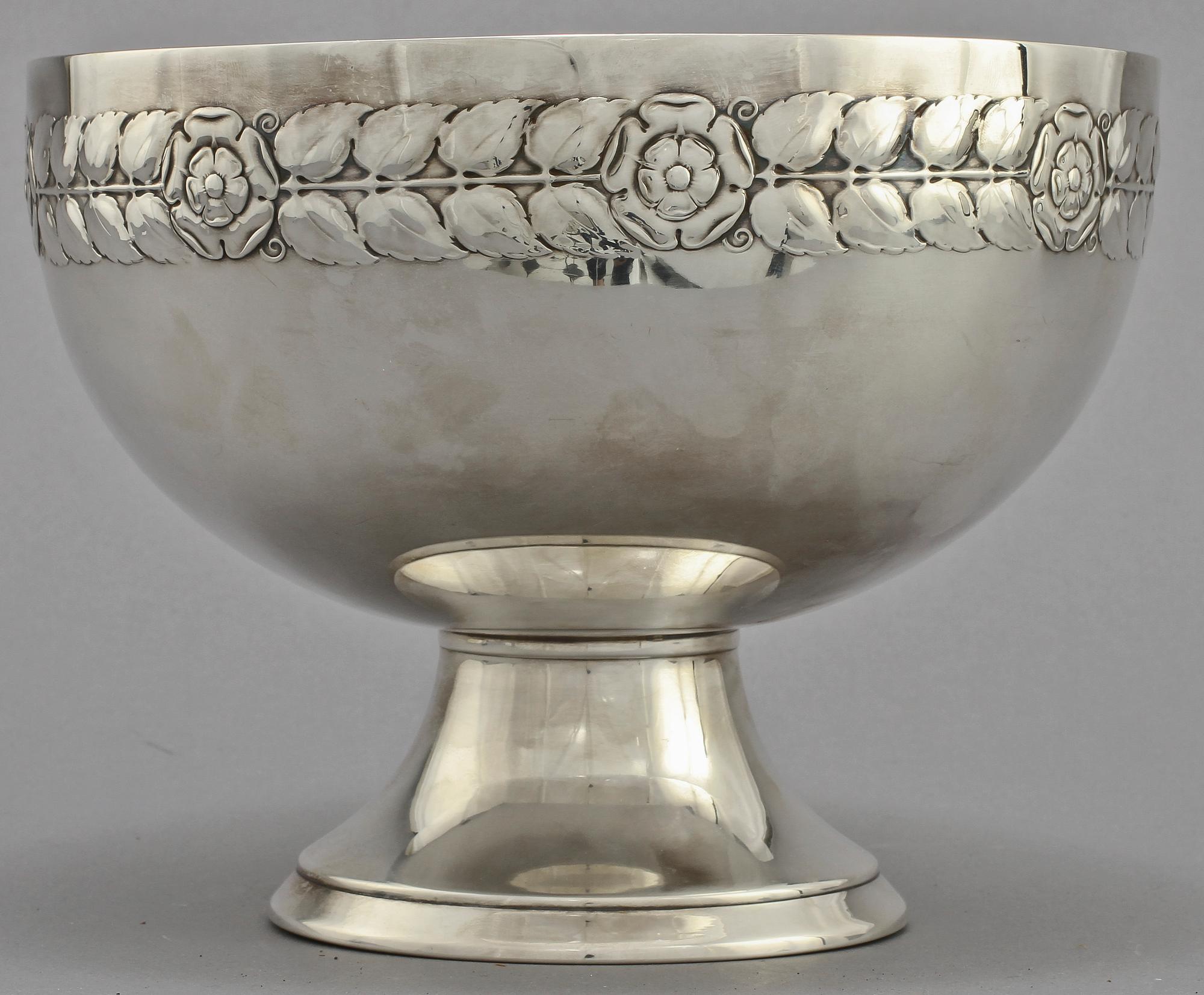 SKÅL PÅ FOT, silver, Stockholm, 1916. Vikt 745 g.