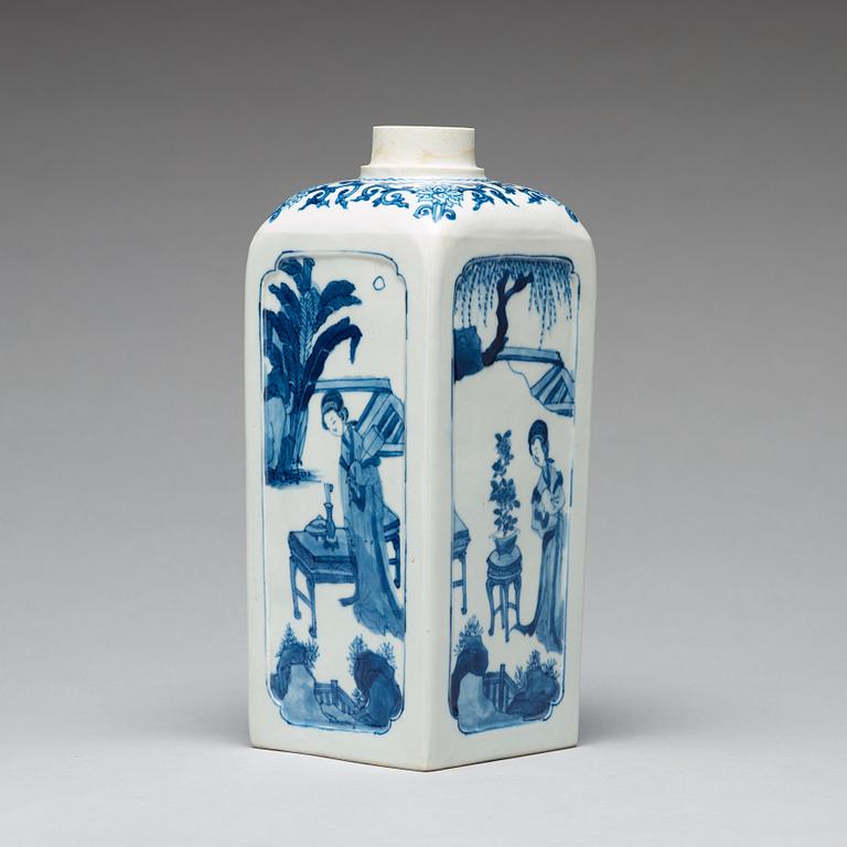 A blue and white 'gin bottle' flask, Qing dynasty, Kangxi (1662-1722).