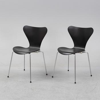 Arne Jacobsen, stolar 12 st, "Sjuan", Fritz Hansen, daterade 2003.