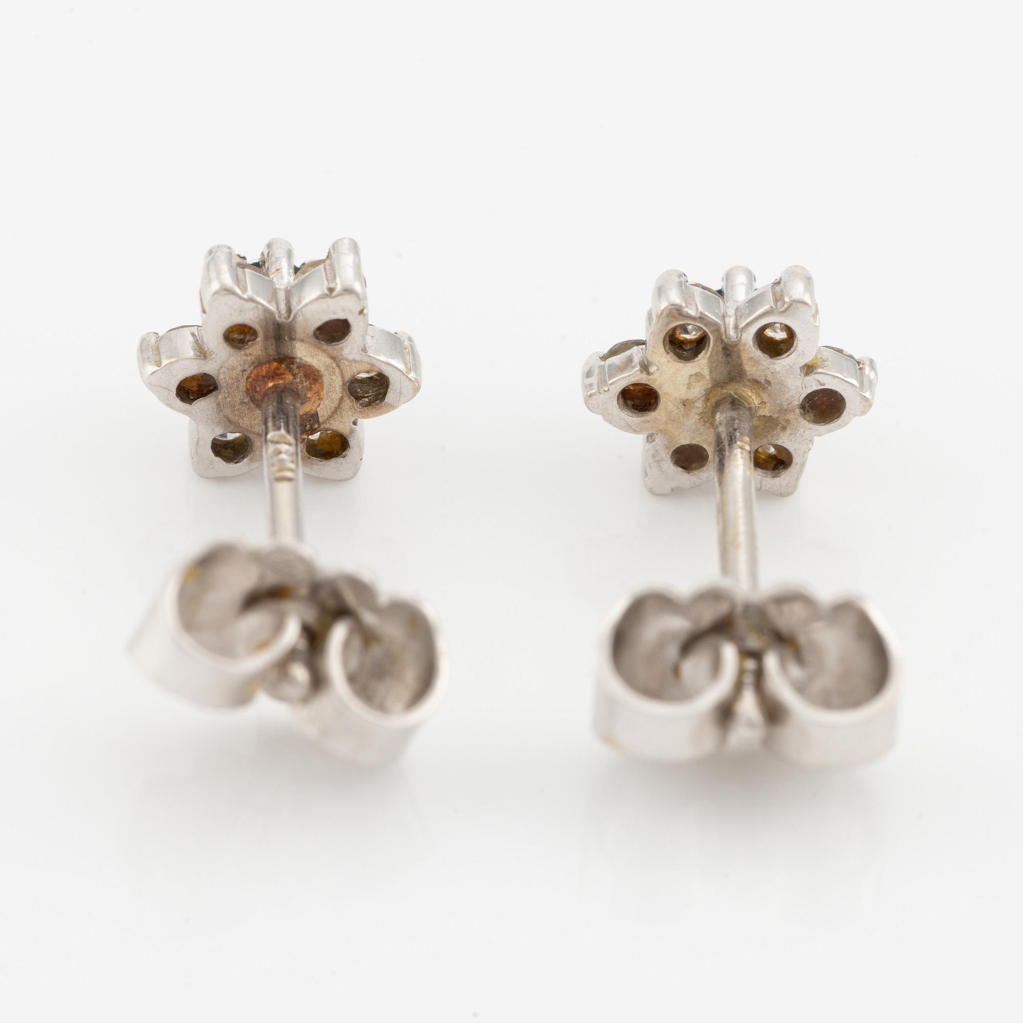 Örhängen, ett par. 18K vitguld med små diamanter och safirer.