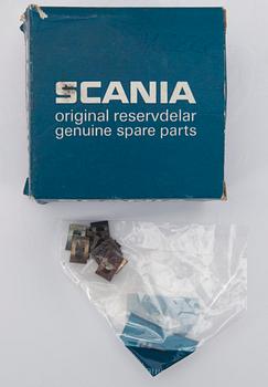 MÄRKESEMBLEM, 4 st, Scania och MASKOTTAR, 2 st, Michelin, 1900-talets senare hälft.