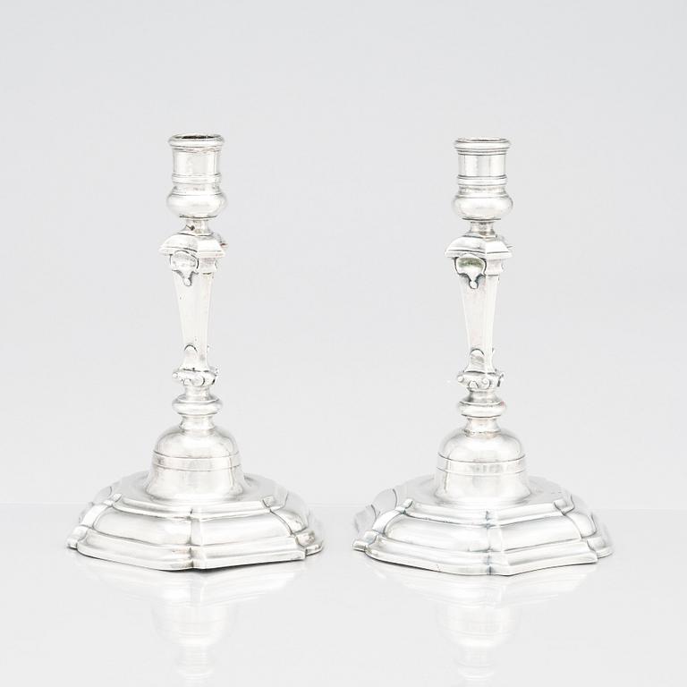 Petter Lund, ljusstakar, silver, ett par, Stockholm 1758. Senbarock.