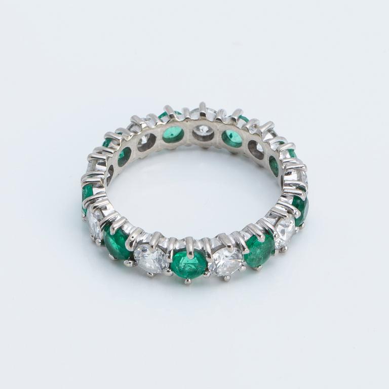 A ca 1.50 cts brilliant-cut diamond ring with facetec emeralds.