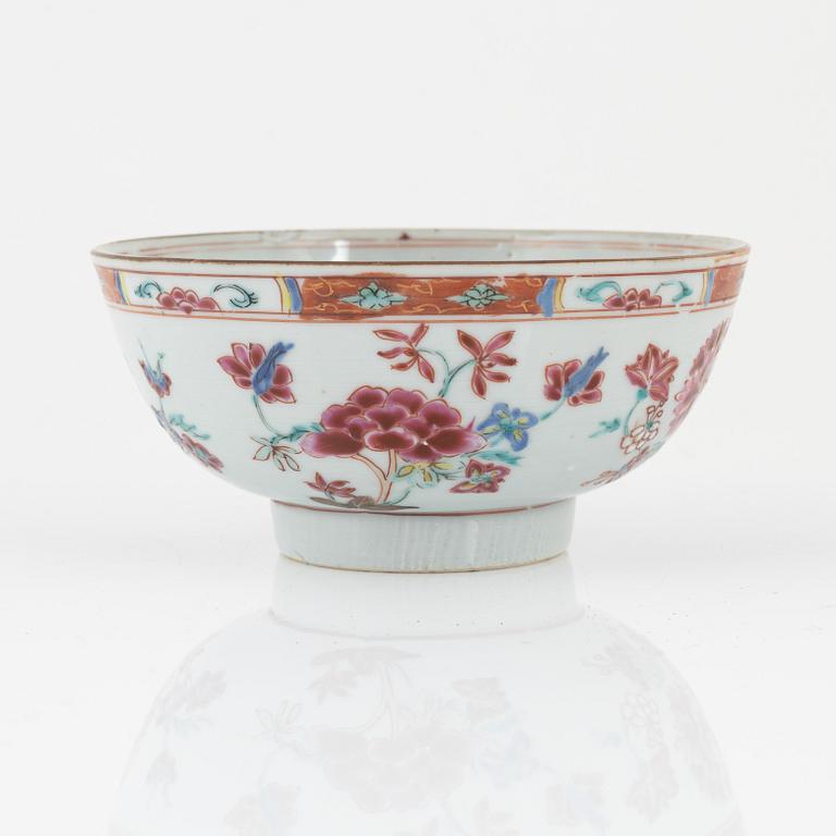 Two pairs of famille rose cups, a bowl, a small dish and a pair of deep dishes, Qing dynasty, 18th/19th century.