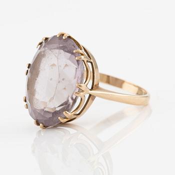 Ring, 18K gold with oval amethyst.