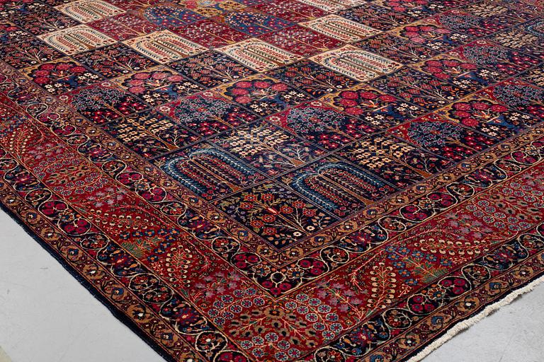 A carpet, an antique/a semi-antique Yezd, ca 557-562 x 366,5-370,5 cm.