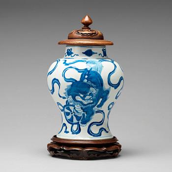 818. A blue and white vase, Qing dynasty (1664-1912).