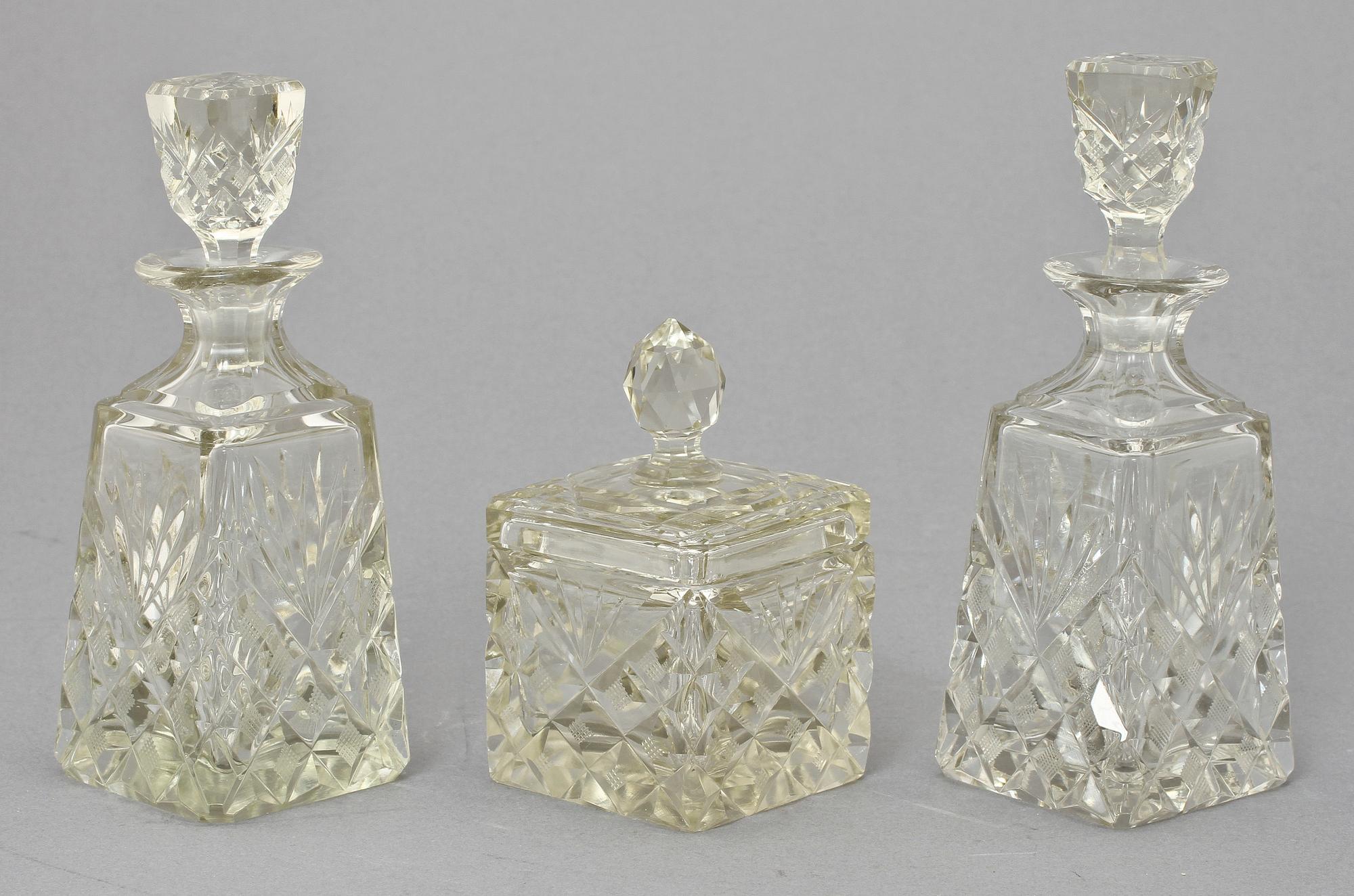 TOALETTUPPSÄTTNING, 7 delar, glas, omkring 1900.