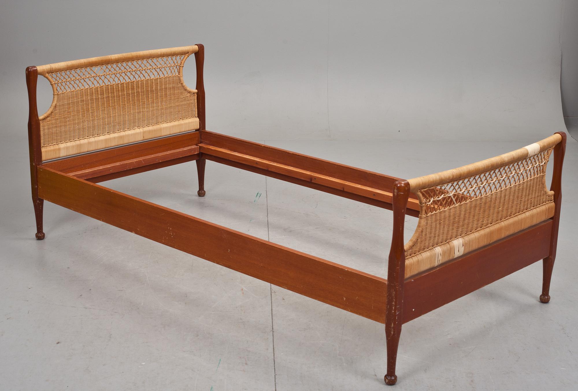 SÄNGAR, 2 st, Josef Frank, Firma Svenskt Tenn. Omkring 1940.