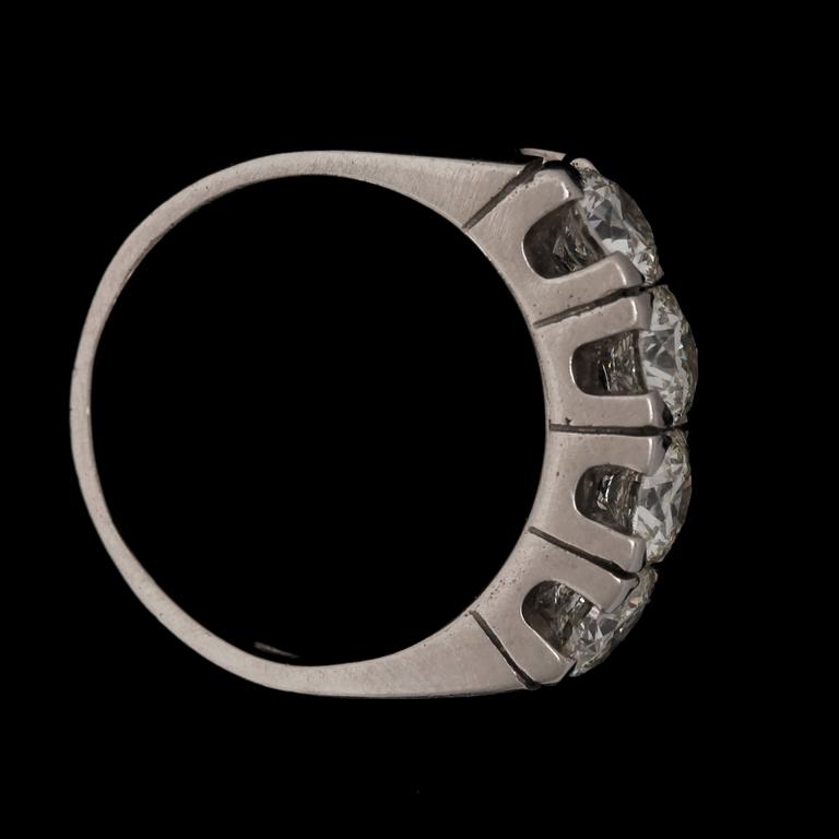 RING, 14k vitguld med briljantslipade diamanter, totalt ca2.02ct enl grav. Vikt ca7g.