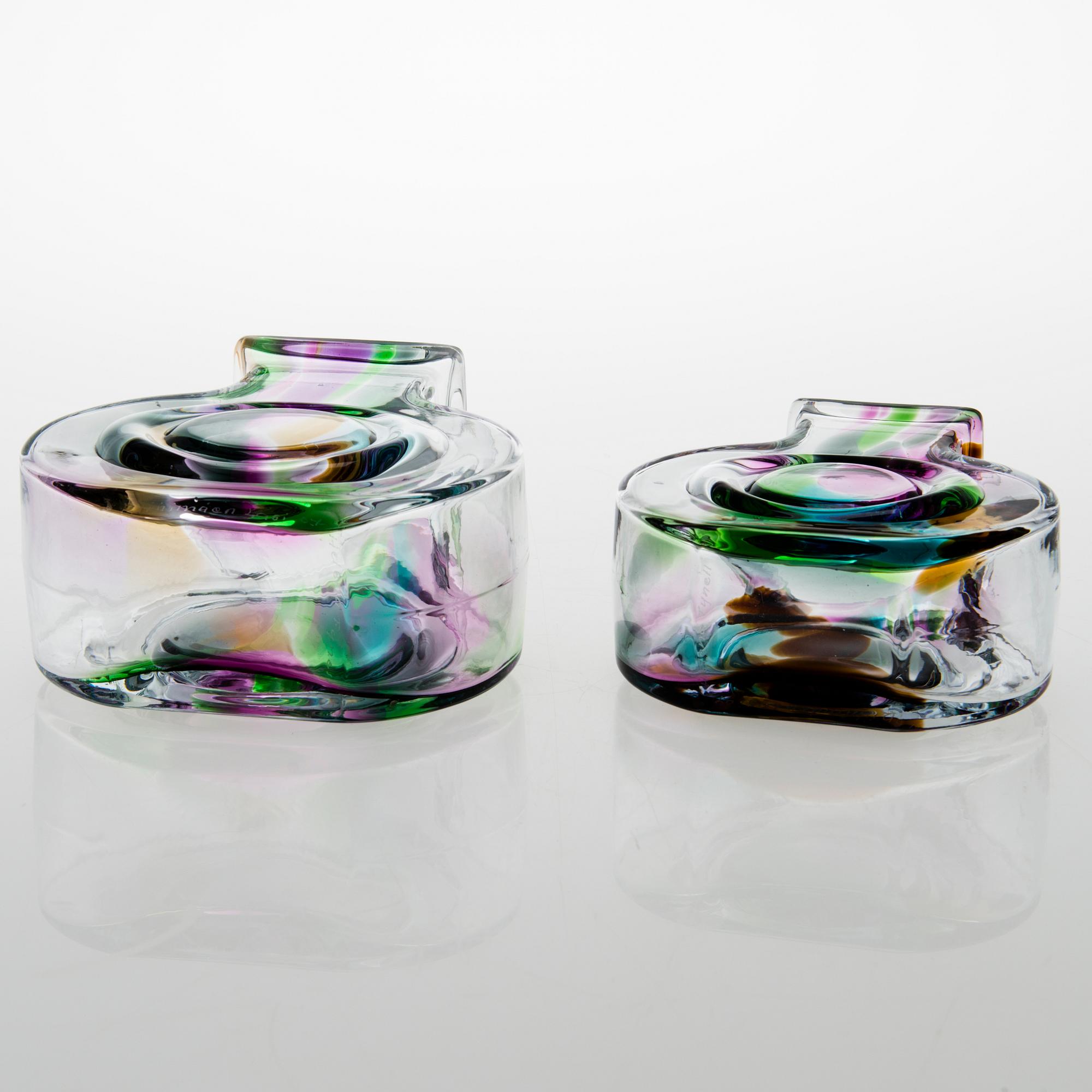 HELENA TYNELL, vaser, 2 st signerade Riihimäen Lasi Oy, Helena Tynell.