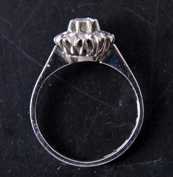 RING, vitguld 18 K med 8+1 diamanter, tot 0,56 ct enl gravyr.