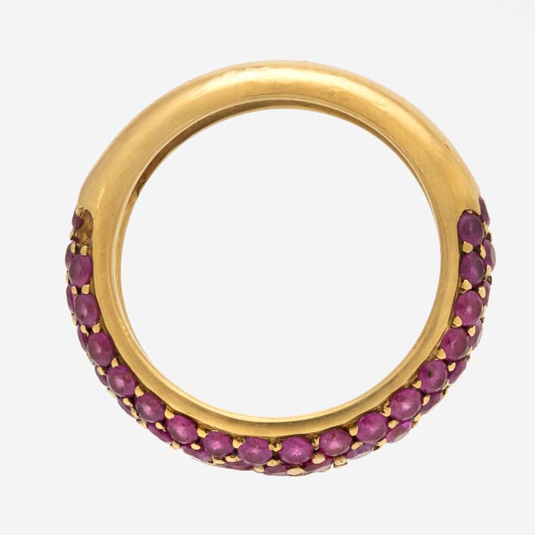 Ring 18K gold with rubies.