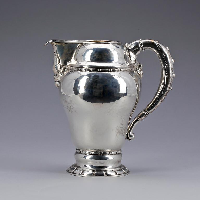 KANNA, silver, kontrollstämplad av Christian F. Heise, Köpenhamn 1916. Vikt ca 440 gram.