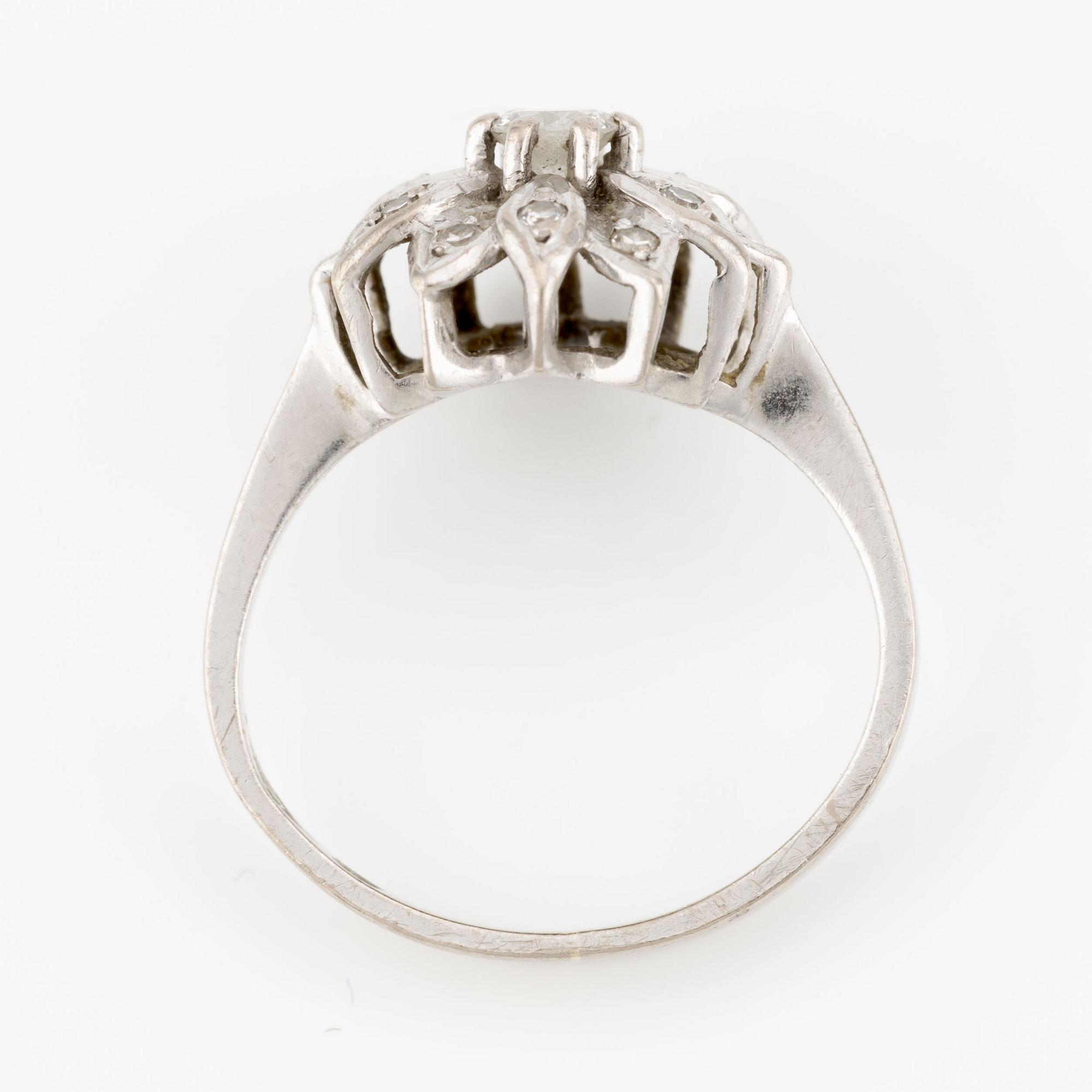 Ring, 18K vitguld, stjärnformad med  diamanter.