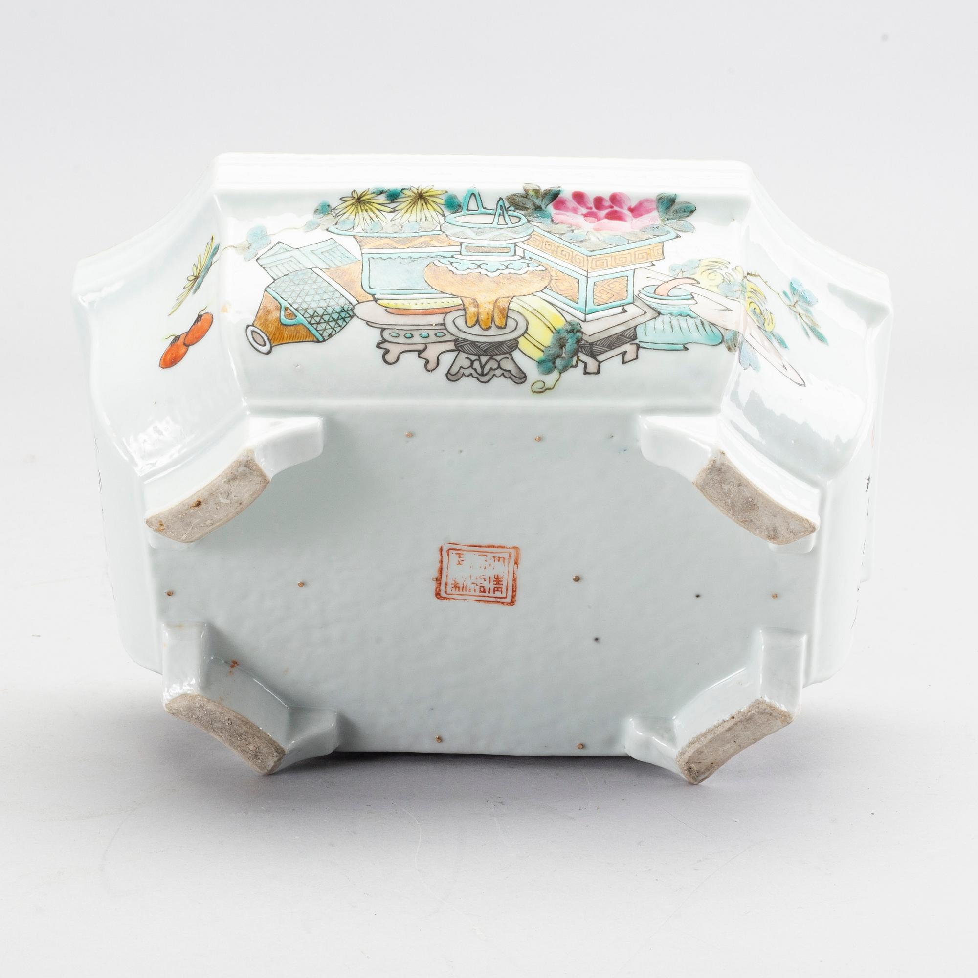 A Chinese late 19th century porcelain bowl.