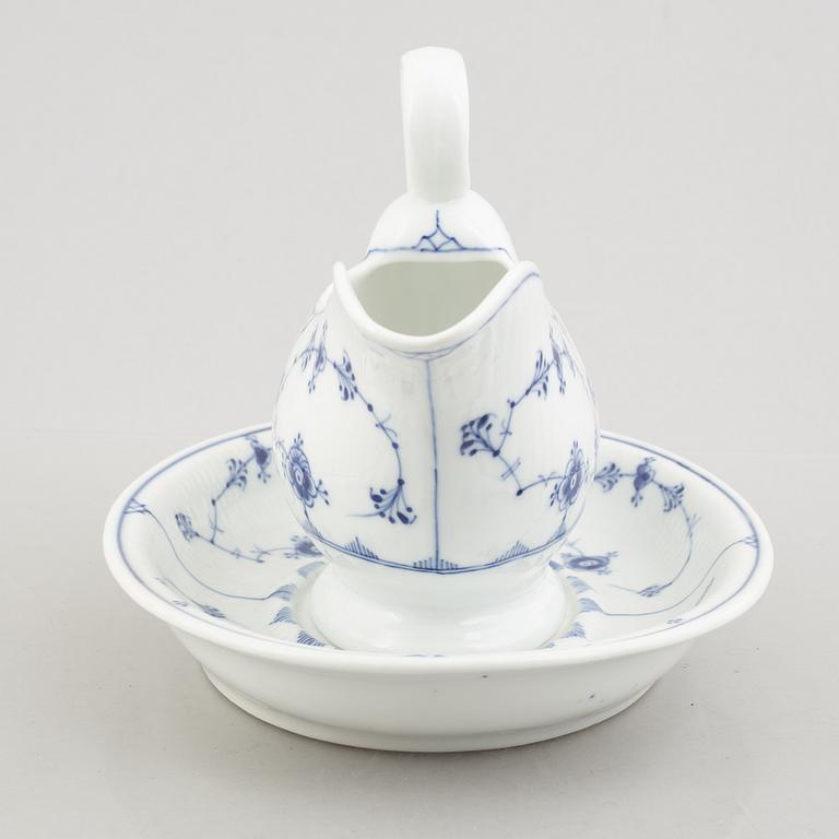 A 'Blue Fluted' / 'Musselmalet' porcelain sauce boat with stand, Royal Copenhagen, model 407, 1893-1900 and 19th century.