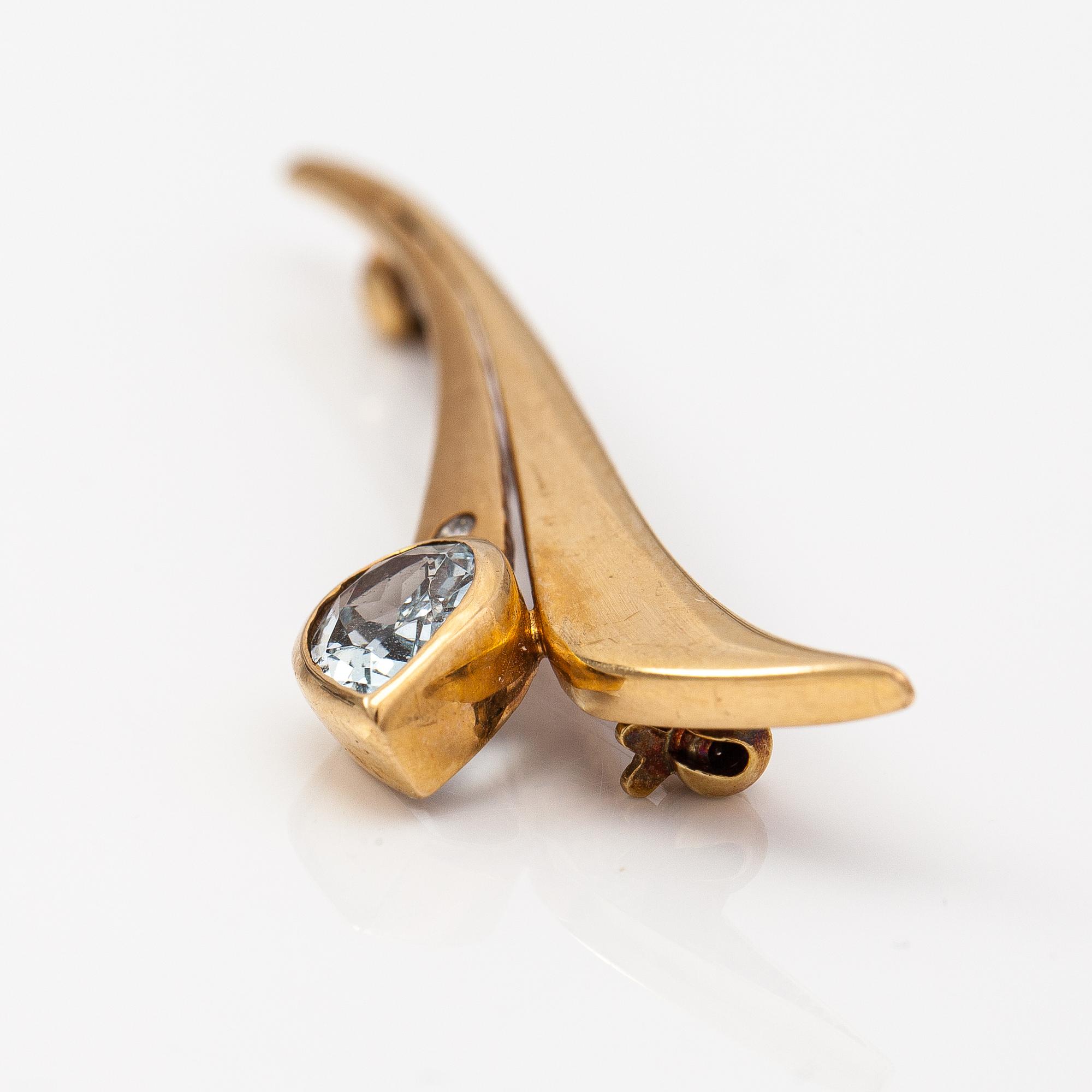 A 14K gold brooch with an aquamarine and a diamond ca. 0.02 ct.