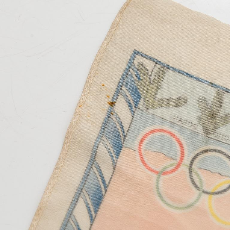 Sidenduk, 1 st,  pins, 4 st, och tygetikett, Helsingfors sommar-OS 1940.