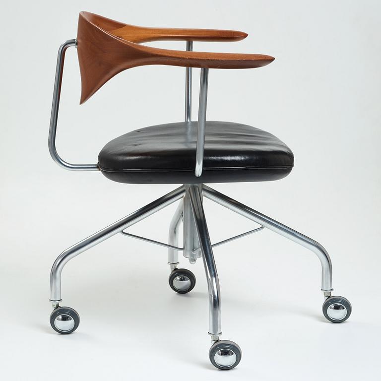 Hans J. Wegner, a "Swivel Chair" /JH502, executed by Johannes Hansen, Denmark 1960's.