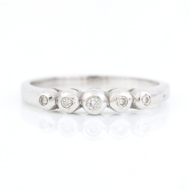 RING, 14k vitguld med briljantslipade diamanter, tot ca 0,06 ct. Vikt ca 2,6 gram.
