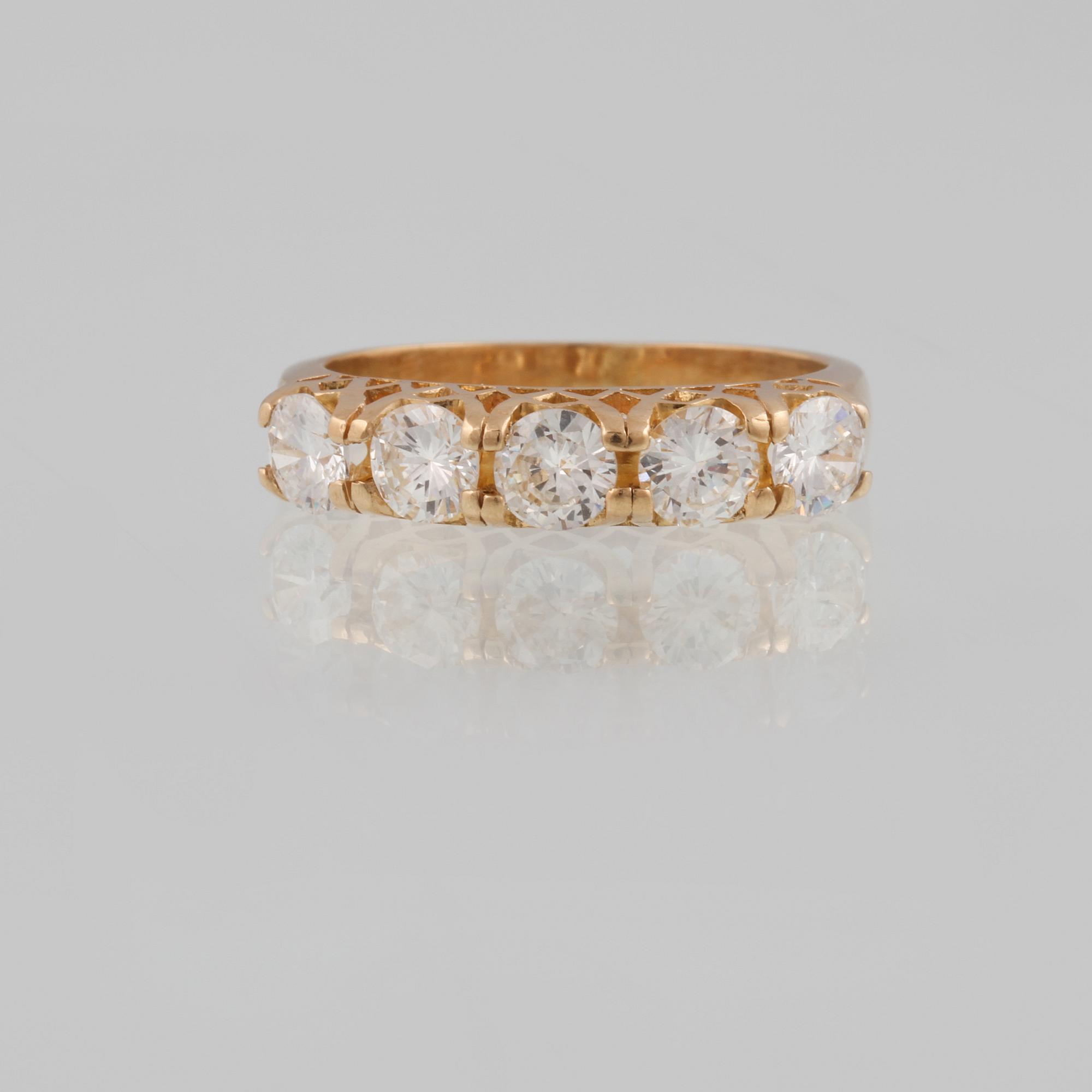 RING, 18K guld med 5 briljantslipade diamanter ca 1.15 ct. Vikt 3,7 gram.