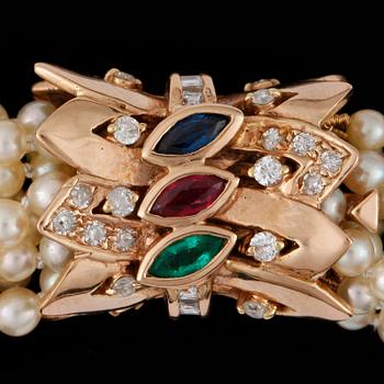 GARNITYR bestående av collier, armband, ring och örhängen. Odlade pärlor, rubiner, safirer, smaragder samt diamanter.