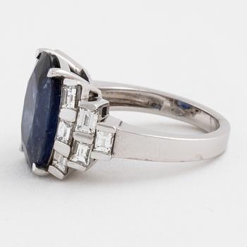 RING, med safir 7.49 ct och baguetteslipade diamanter.