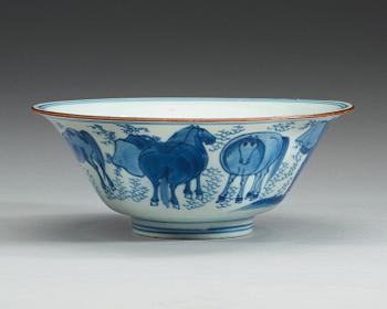 A blue and white Transitional bowl, 17th Century.
