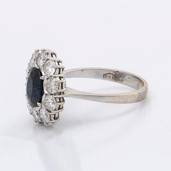 SAPPHIRE RING 18K whitegold 1 sapphire approx 9 x 7 mm and brilliant-cut diamonds approx 1,5 ct.