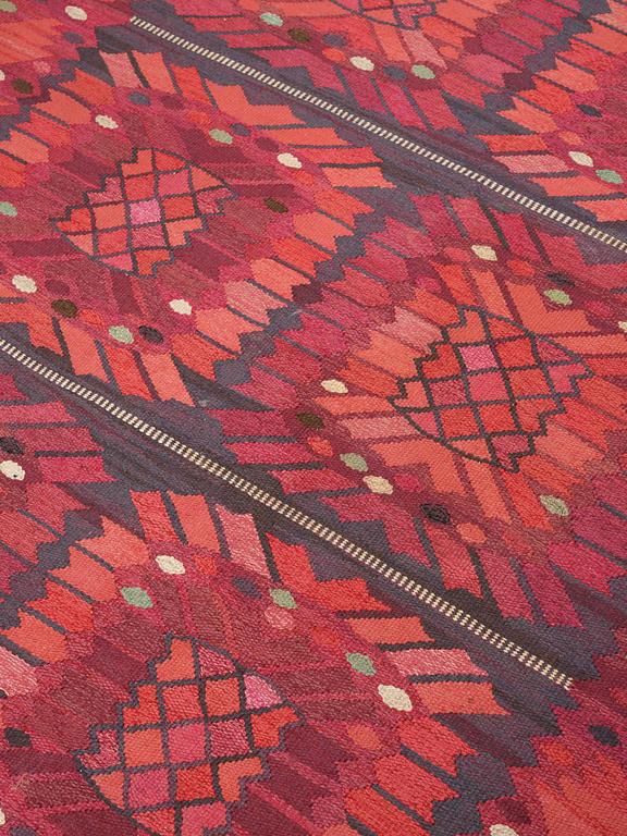 Barbro Nilsson, Matto, "Nejlikan röd", flat weave, ca 320-323 x 251 cm, signed AB MMF BN.
