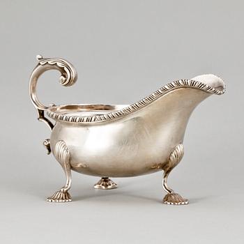 SÅSSKÅL OCH GRÄDDSNIPA, silver, rokokostil bla England, 1900-talets första decennier, ca 818g.