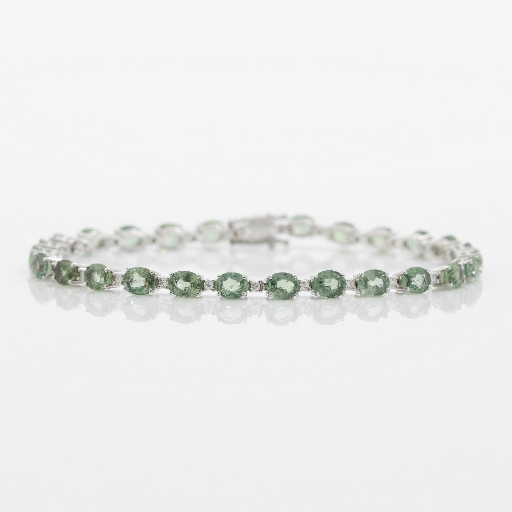 Bracelet 18K white gold with green sapphires and brilliant-cut diamonds.