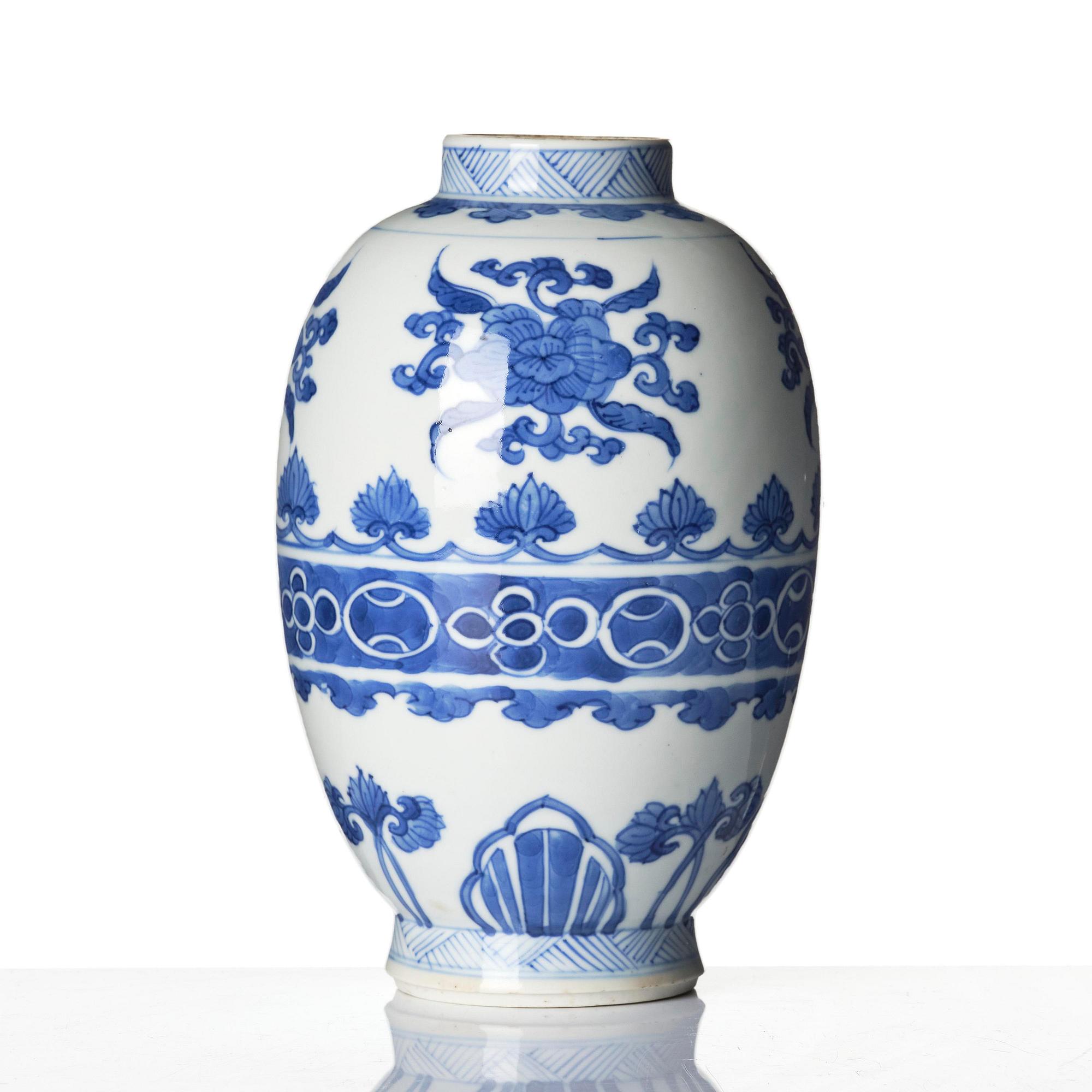 Urna, porslin. Qingdynastin, Kangxi (1662-1722).