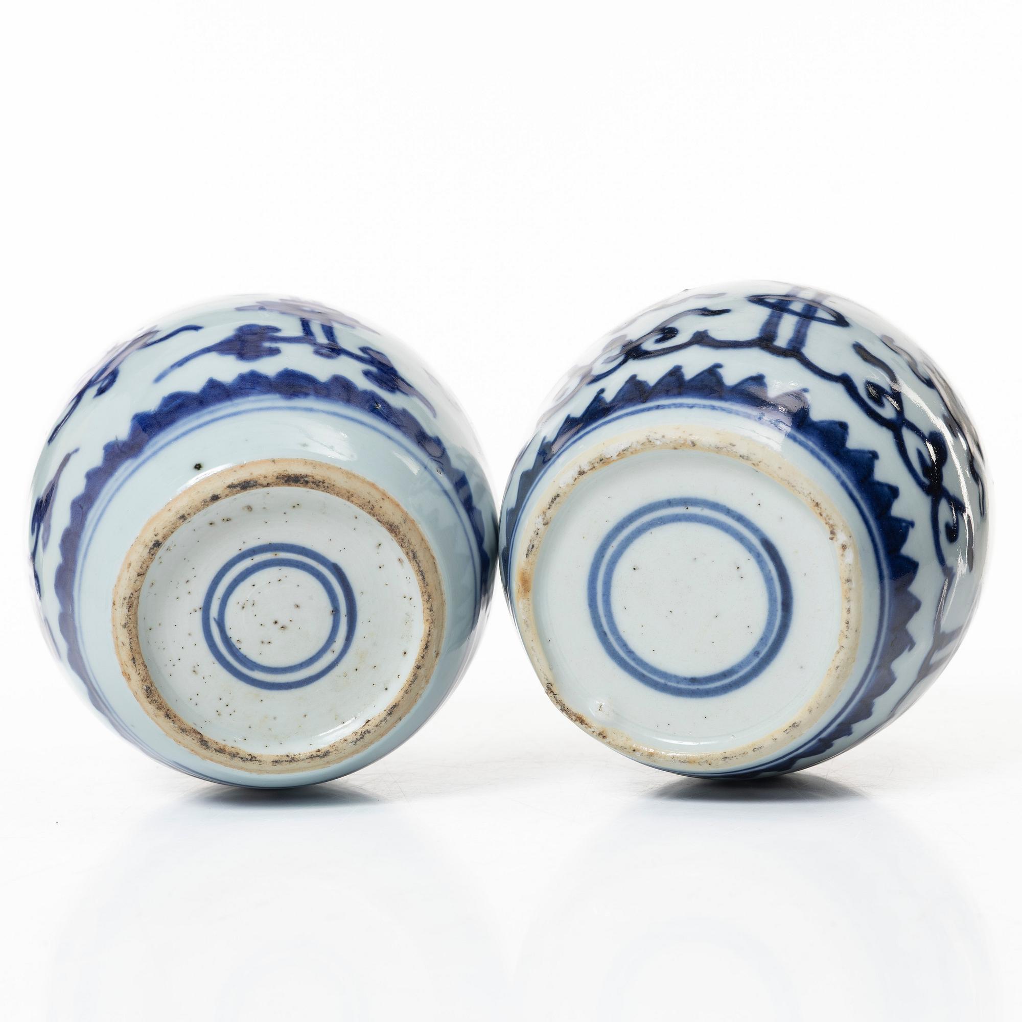 Two similar blue and white porcelain tea jars, China, Qingdynasty, 18th century.