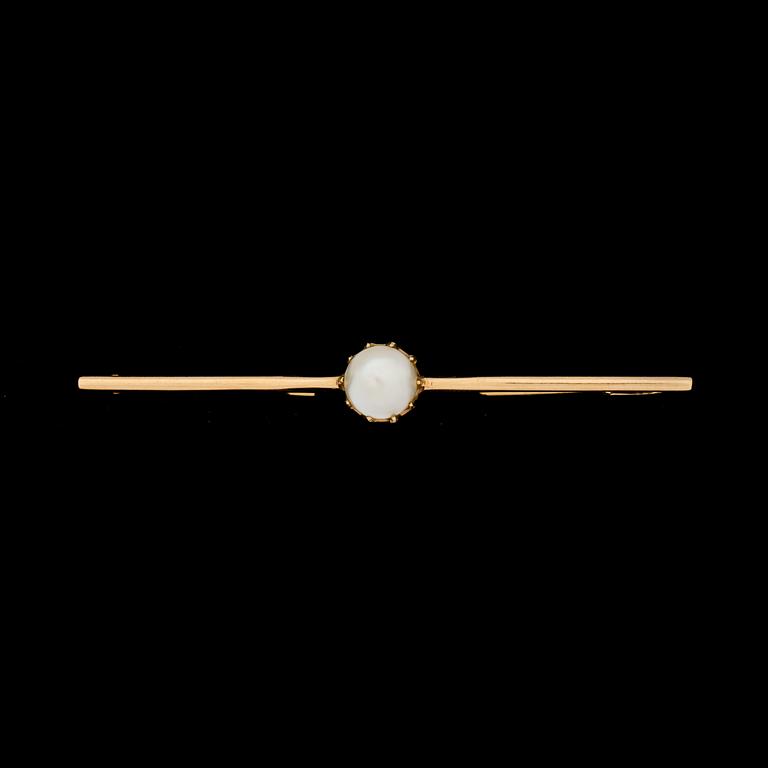 BROSCH, 18 k guld med pärla, stämplad GD, Stockholm, 1918. Vikt ca 5,5 g.