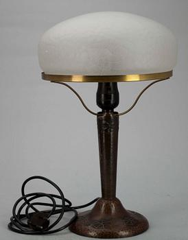 BORDSLAMPA, koppar och glas, 1900-talets första hälft.