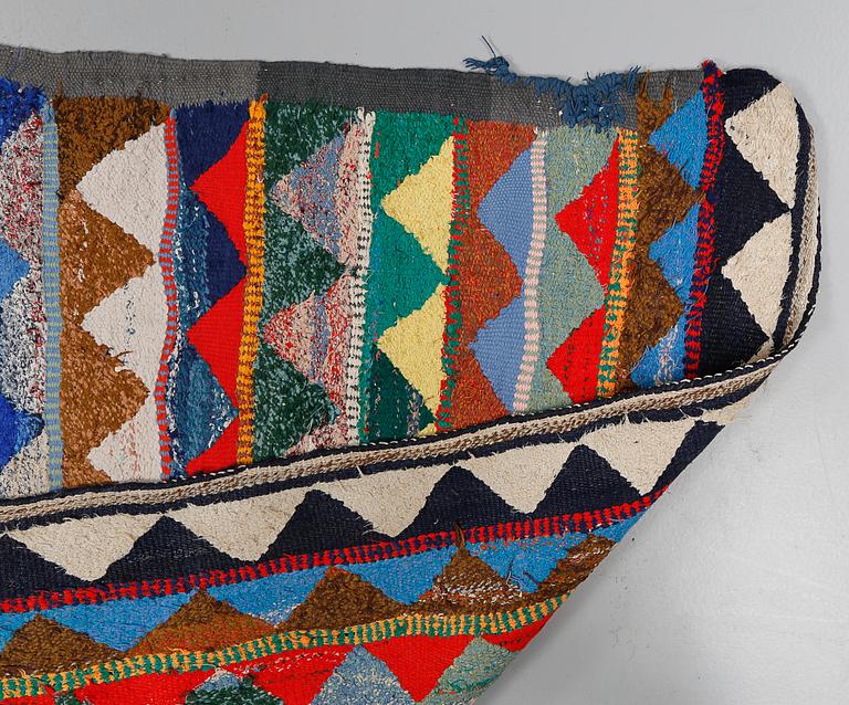 MATTA, modern tillverkning, ca 340 x 130 cm.
