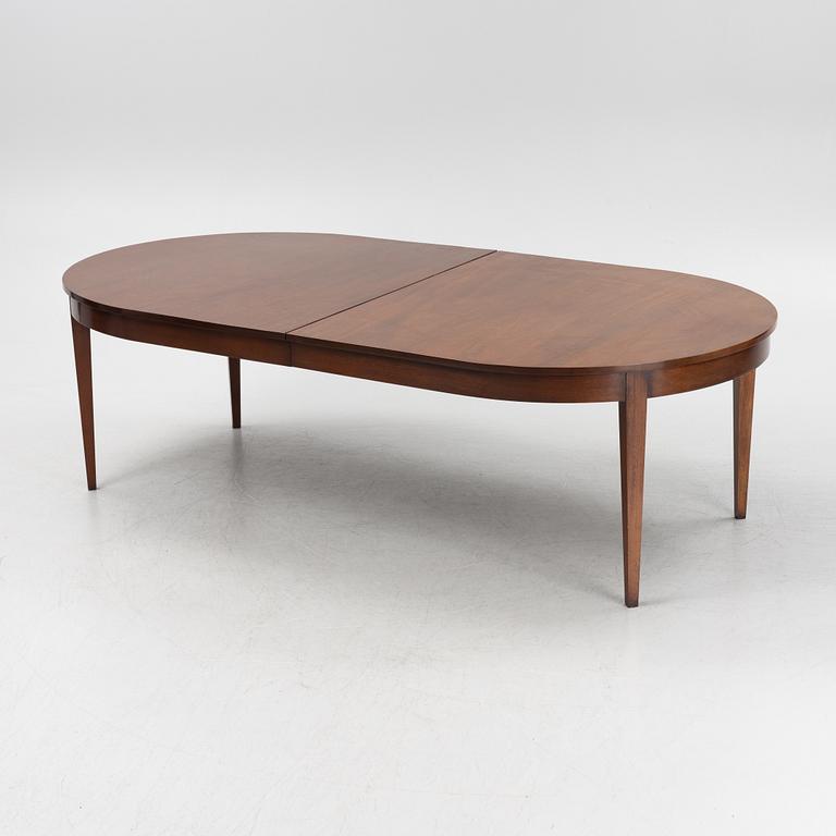 A mahogany veneered dining table, with two additional leaves, 20th Century.