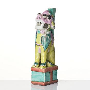 A Chinese famille rose porcelain joss stick holder, Qing dynasty, 18/19th century.