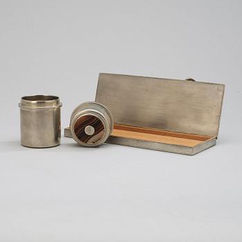 FIRMA SVENSKT TENN, cigarettetui och burk, Stockholm  1944 och 1960.