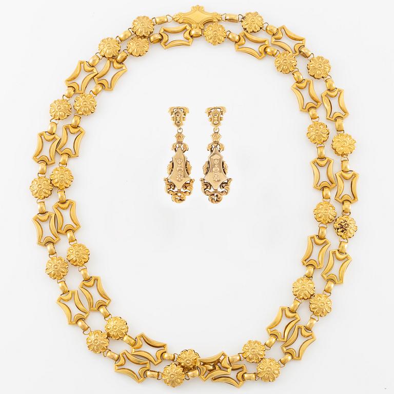 A necklace and a pair of earrings 18K gold, 19th century.
