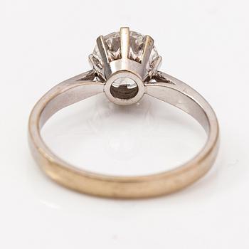 An 18K white gold ring with a ca. 1.10 ct diamond. Kalevi Piiranen, Helsinki 1982.