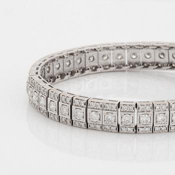 Brilliant-cut diamond tennis bracelet.