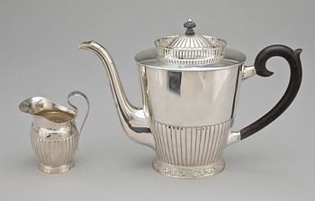 KAFFEKANNA samt GRÄDDKANNA, silver, bl a Christian F Heise, Köpenhamn 1800-/1900-tal. Vikt 577g (inkl trädetaljer).